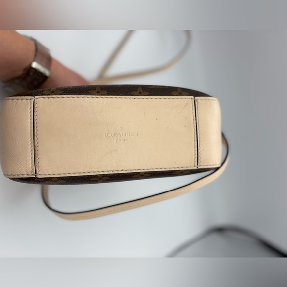 Louis Vuitton Saintonge Crème  Monogram Crossbody - Picture 5 of 16